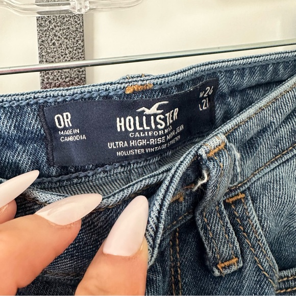 Hollister Ultra High Rise Mom Jeans Distressed Medium Wash - Picture 4 of 4